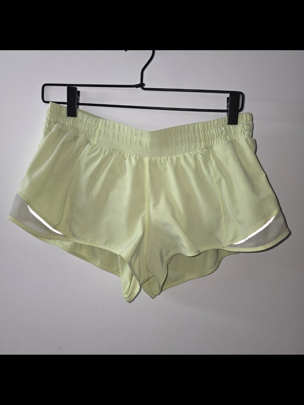 Lululemon Athletica yellow Hottie Hot shorts size 10